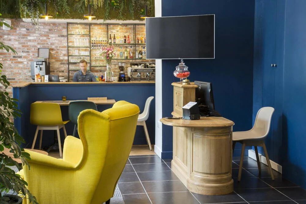 Honotel — The Playce — Réception et fauteuils jaunes